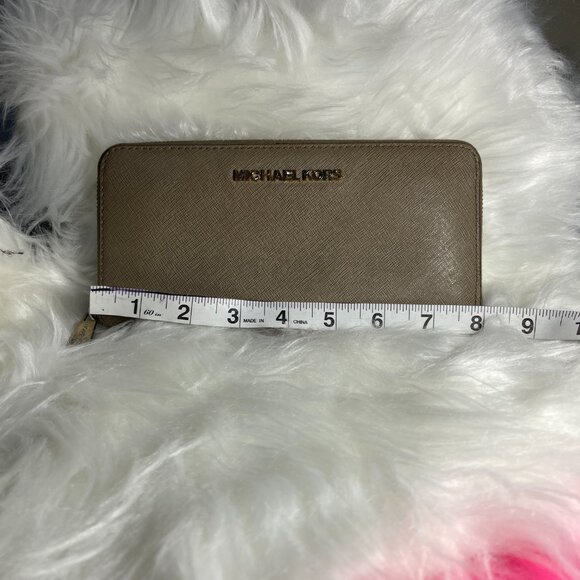 Michael Kors Full Zip Large wallet - Picture 5 of 6
